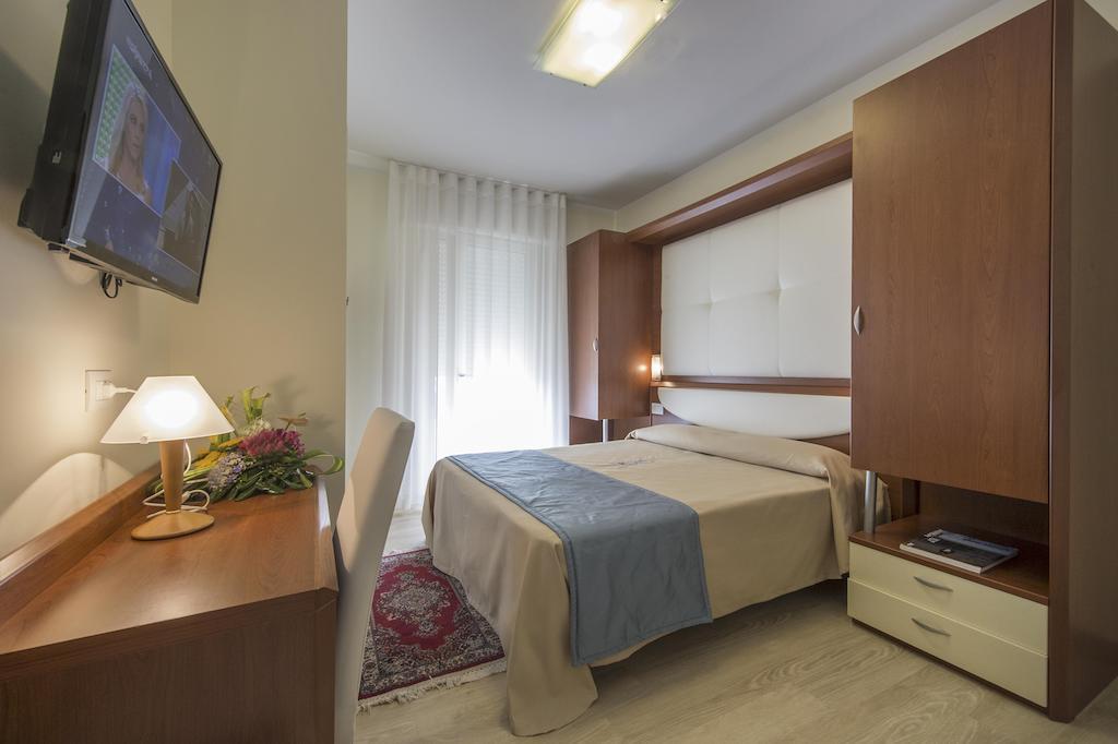 Hotel Hollywood***S ليدو دي يسولو الغرفة الصورة
